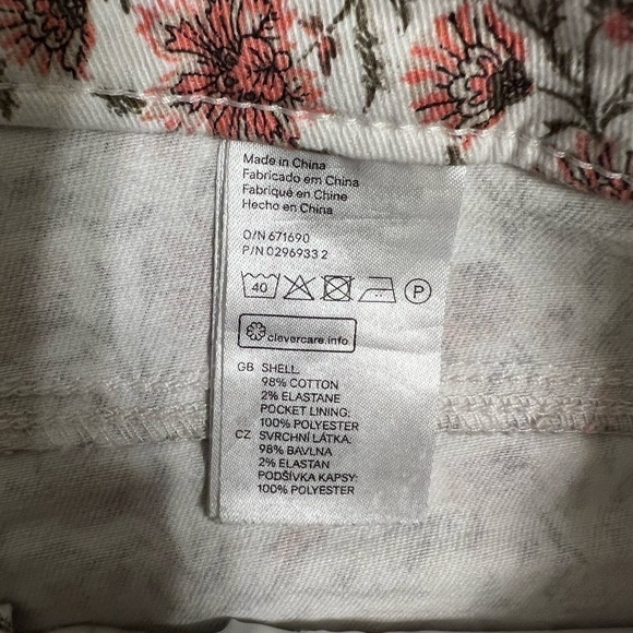 H&M White and Pink Floral Denim Style  Shorts  size 10 - Picture 3 of 8